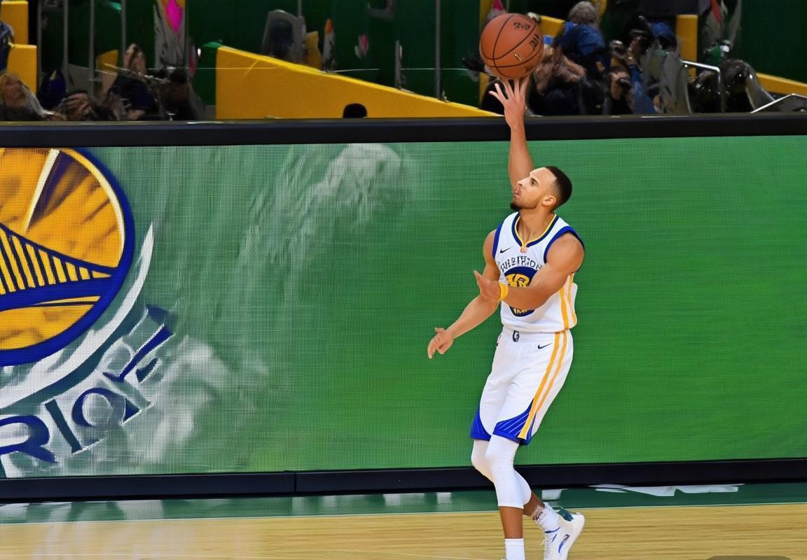 斯蒂芬·库里兄弟联手金州勇士队：超高三分命中率是补强还是球队化学反应隐患？